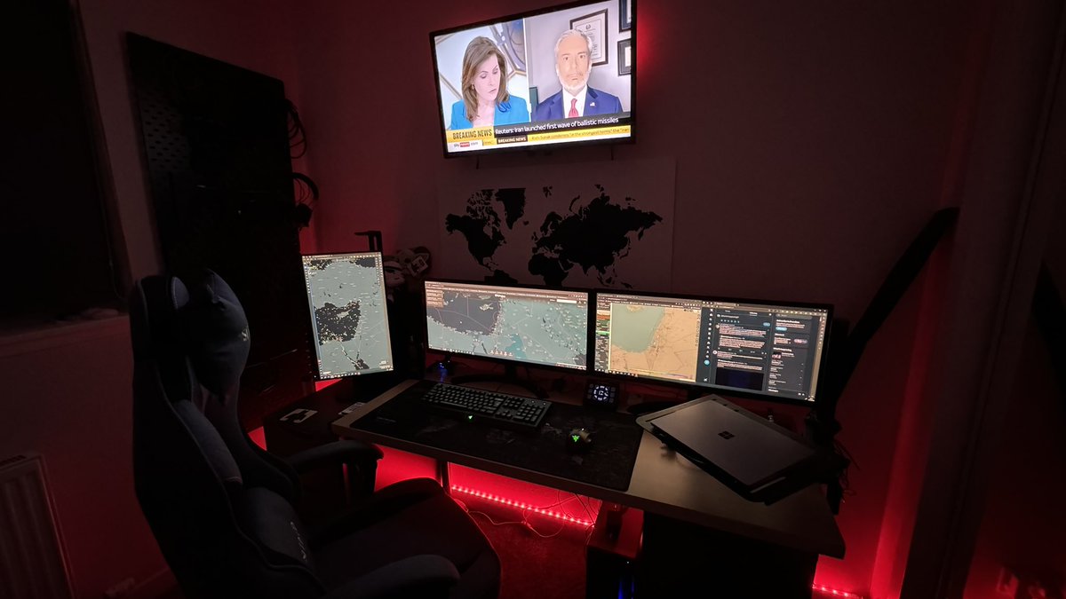 Night mode activated in the new radio shack and command centre as the situation between #Iran and #Israel continues to develop. Likely to be a long night ahead 👀 #AvGeek #RadioGeek #MilMonWorld