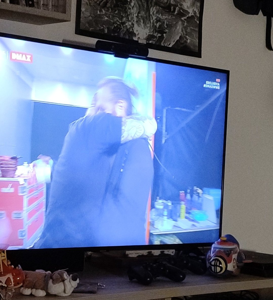 MiketheVast's tweet photo. L'ABBRACCIO PIÙ BELLO TRA DUE FRATELLI DI RING ❤️ #DMAXWWE @dmaxitalia https://t.co/3RD9AVLfhB