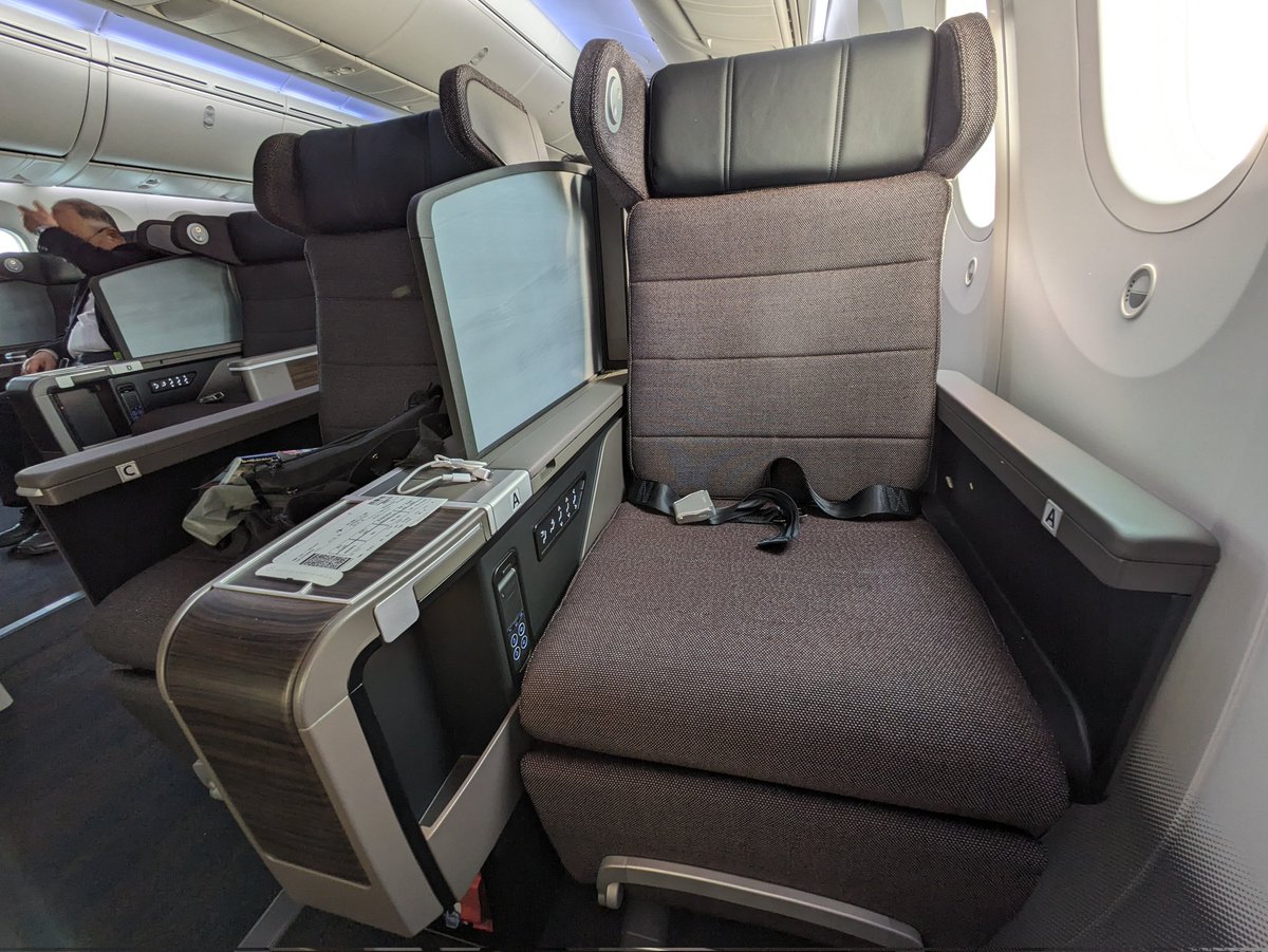 ColtYas's tweet photo. 北へ 
ANA51 千歳行
新造機　B787-10にも関わらず
（P席、普通席共に）ガラガラ

＃KOTOKO
#ANA　#B787 #78K https://t.co/9ydJ4dN7hp
