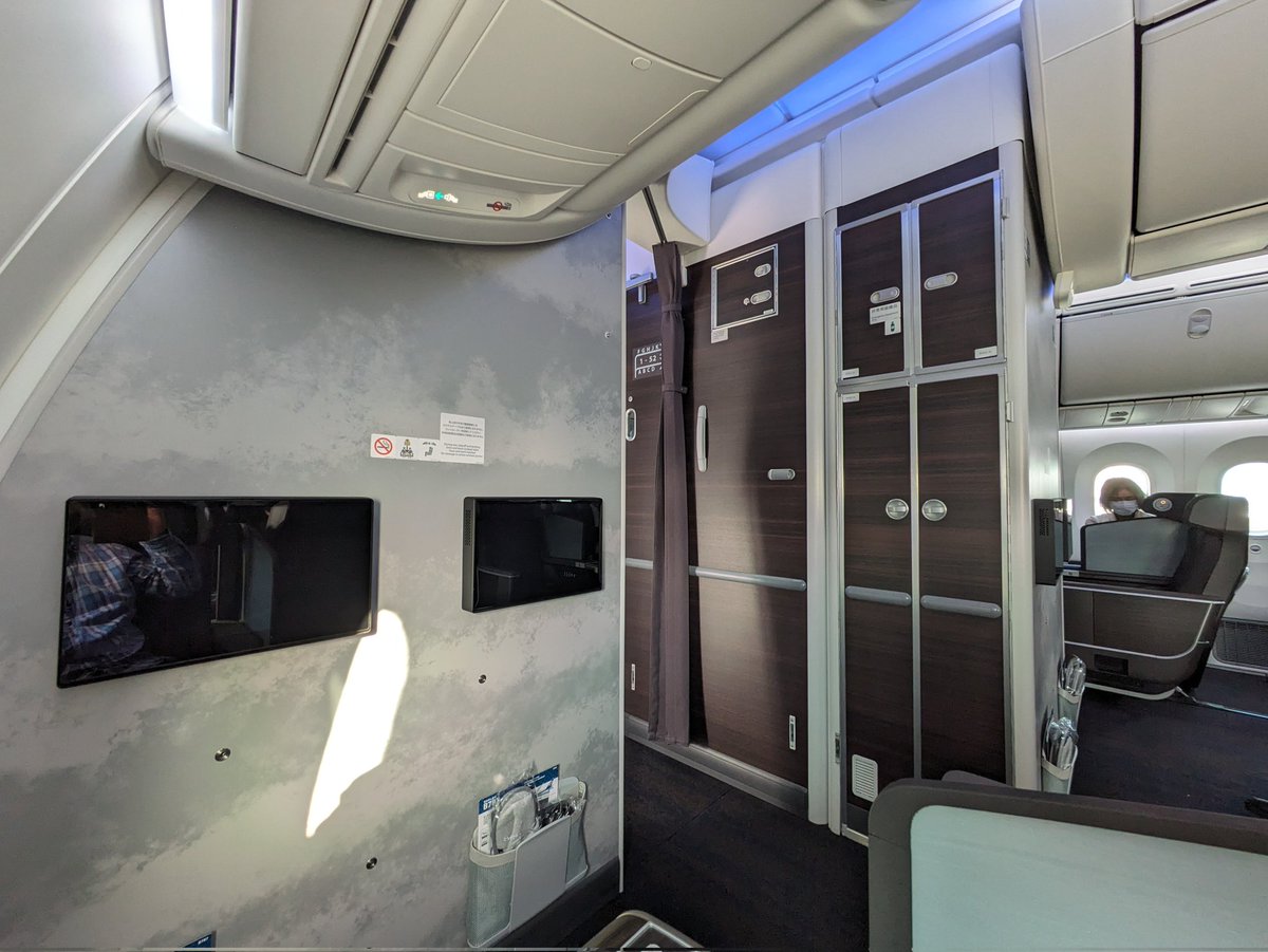 ColtYas's tweet photo. 北へ 
ANA51 千歳行
新造機　B787-10にも関わらず
（P席、普通席共に）ガラガラ

＃KOTOKO
#ANA　#B787 #78K https://t.co/9ydJ4dN7hp
