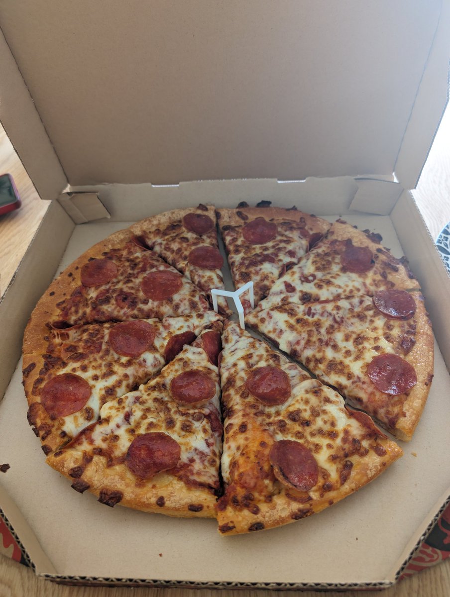 ThatBigPY's tweet photo. @pizzahut disappointing. I ordered Pepperoni Lover and got Pepperoni Casual Enthusiast https://t.co/AHfNnyK0I5