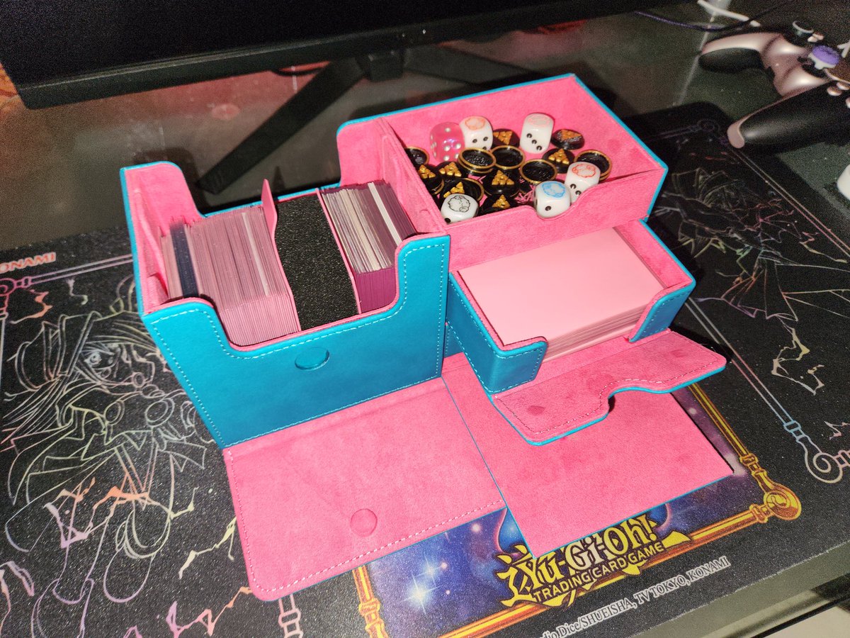 AstralShade1's tweet photo. Thanks to @Gamegenic_ and the professor for this deckbox, it carry my 2 main decks for Yugioh and also have extra space for one more deck without its sidedeck https://t.co/eWaRd4JvHT