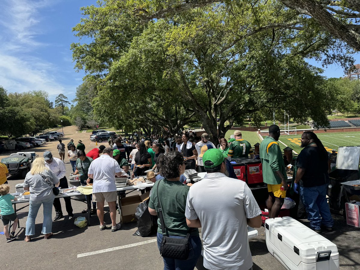 Coach_CDN2's tweet photo. Thank you for the great food provided by alumn Fred Terry and our @BelhavenU facility team! Thank you to all the families who helped with the meal as well. Everyone in attendance left with a great lunch! 
#FIGHT https://t.co/bHs7TwSthu
