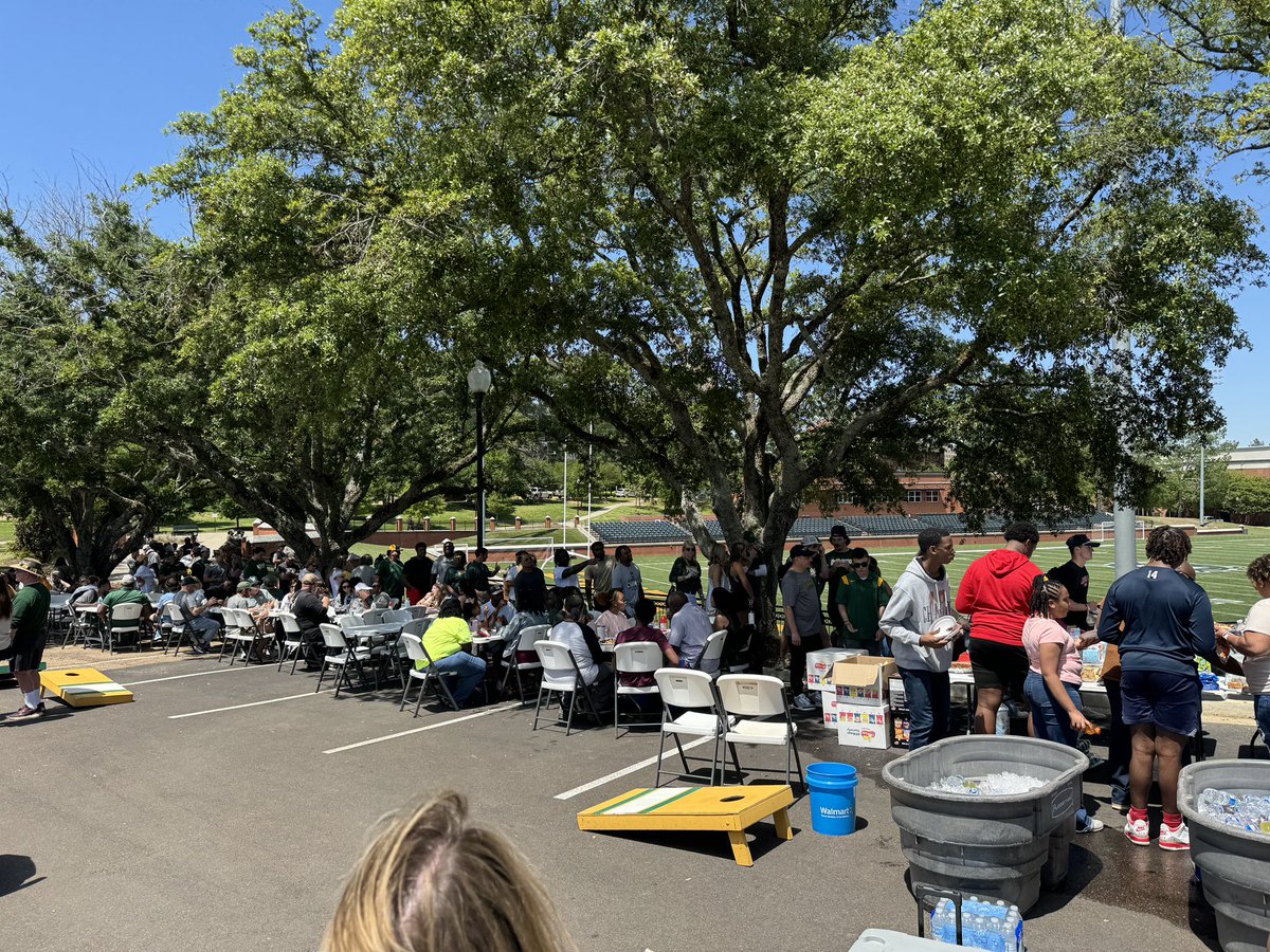 Coach_CDN2's tweet photo. Thank you for the great food provided by alumn Fred Terry and our @BelhavenU facility team! Thank you to all the families who helped with the meal as well. Everyone in attendance left with a great lunch! 
#FIGHT https://t.co/bHs7TwSthu