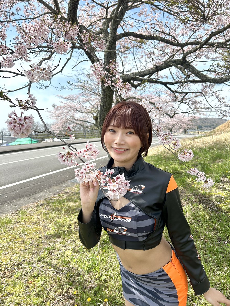 anzaimari's tweet image. おはまりきゅん！

今年は全然桜を見れなかったのだけど、
サーキットで見れた上に、撮影ができて幸せです🌸
#富士スピードウェイ #スーパーFJ #formulabeat #ファーストガレージ