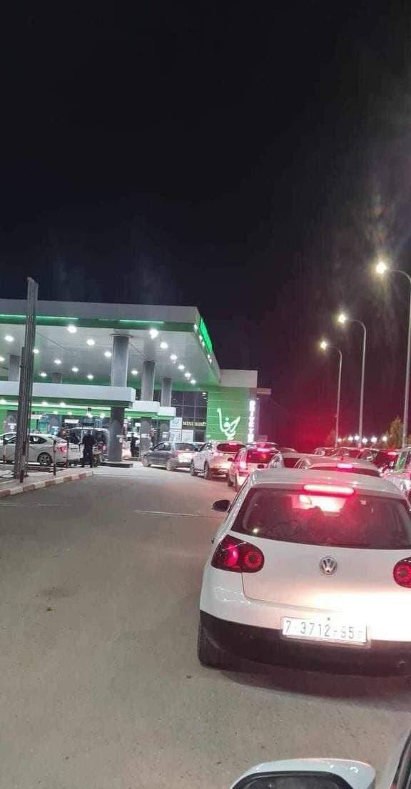 mysteryWN's tweet photo. 🔴Se están produciendo oleadas de gente que sale a poner gasolina en Israel, Líbano, Irán y probablemente en varios otros países del Medio Oriente, ya que una gran guerra regional entre Irán e Israel ahora parece posiblemente inminente. https://t.co/VdWDSxJ6Jv
