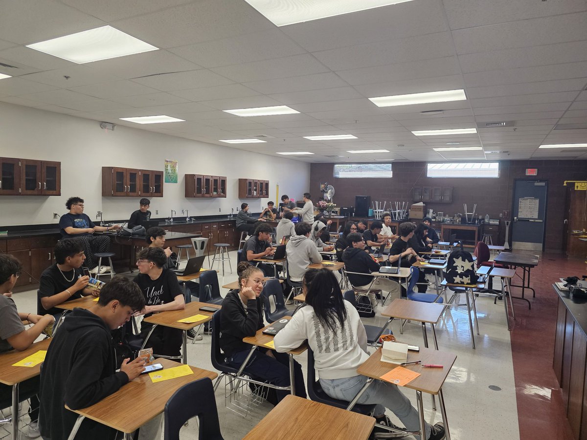 215 Blazers packed the @Americas_HS Saturday US History EOC Camp! #BetterTogether @LStephenson_AHS @OCsantana_AHS 🇺🇲🙌