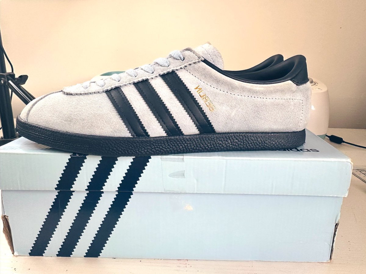 These are not for vinted as I want a real collector to want em. Please wear them adidas reverse Berlin size 9 with box going now for £200 please retweet like love and good luck