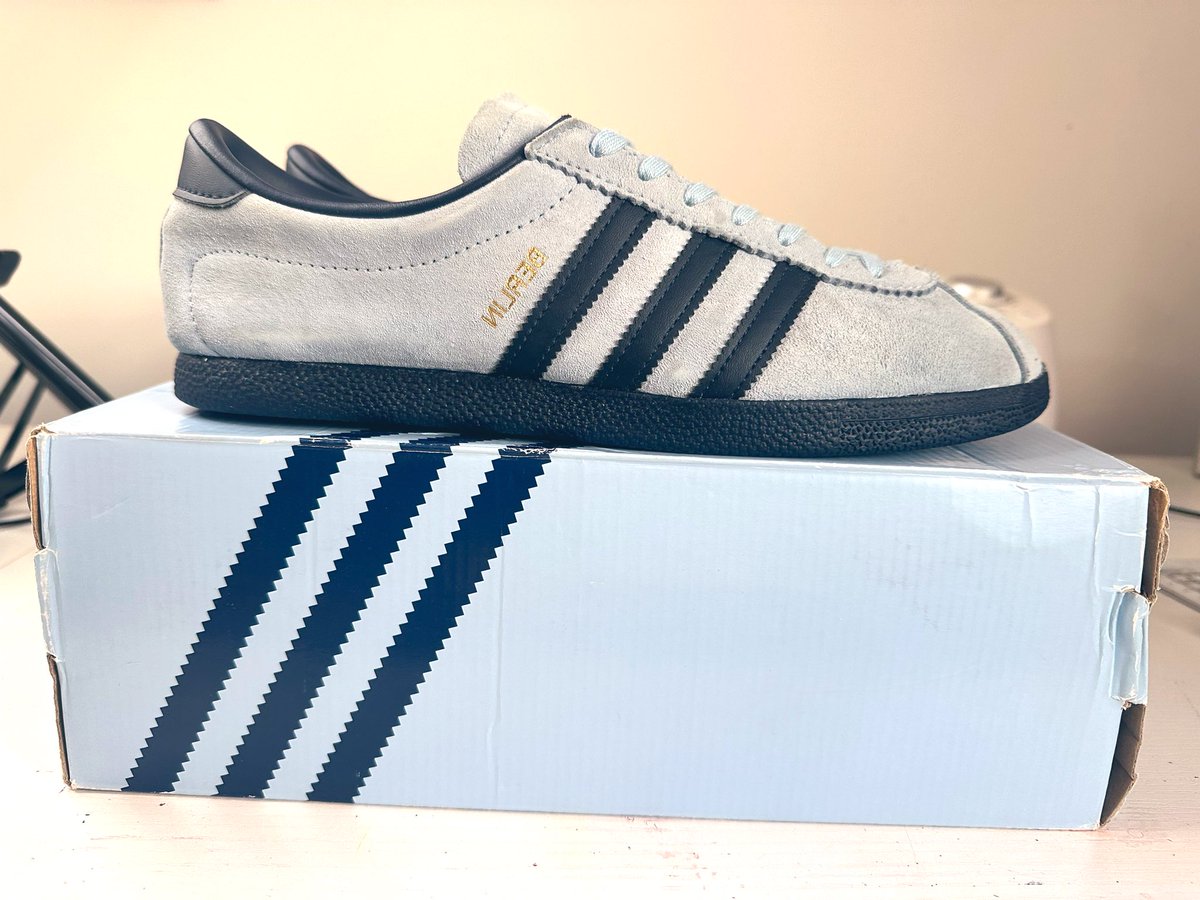 CustomsRe5's tweet photo. These are not for vinted as I want a real collector to want em. Please wear them adidas reverse Berlin size 9 with box going now for £200 please retweet like love and good luck https://t.co/Ew1M9OcfrS