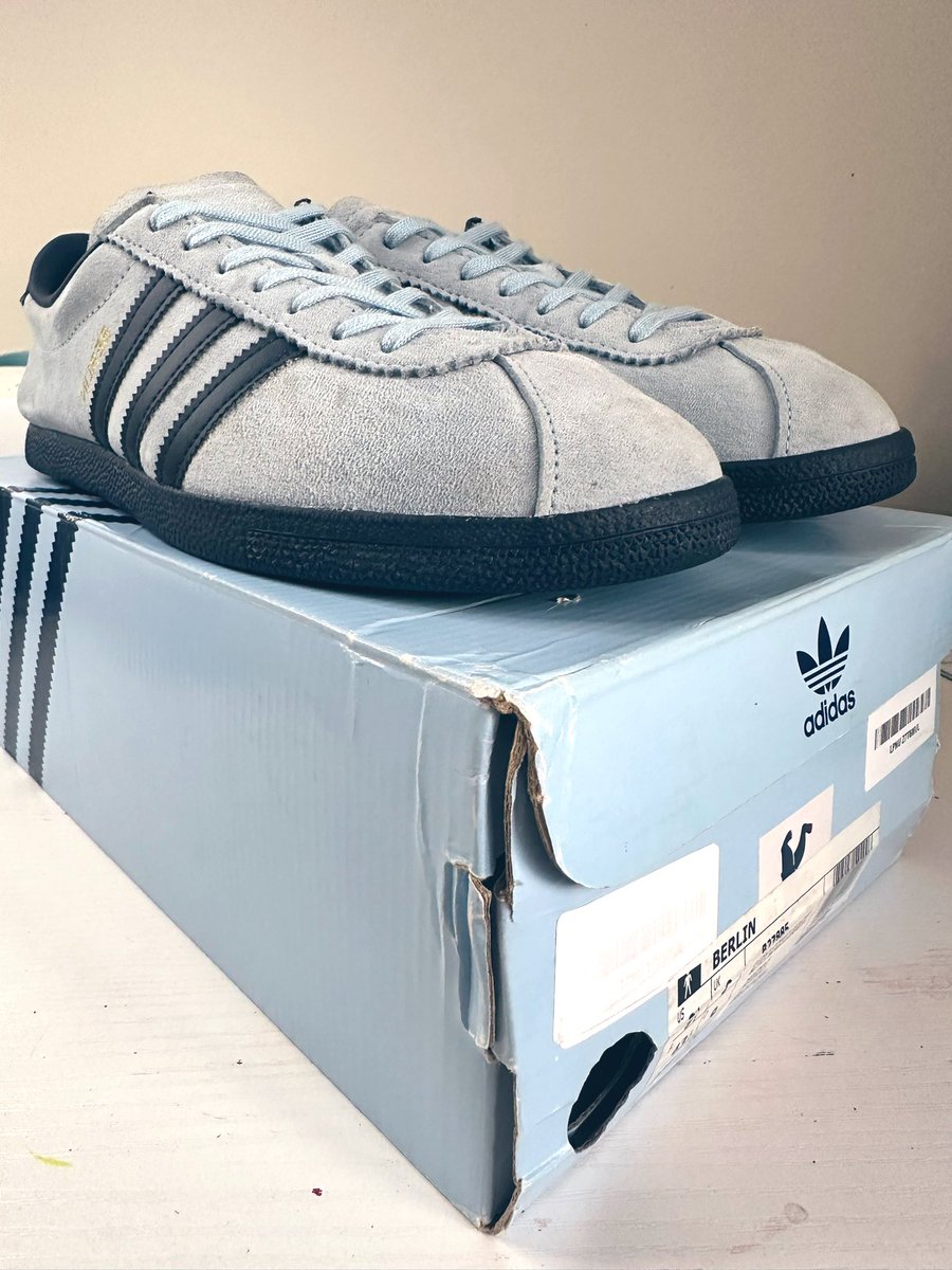 CustomsRe5's tweet photo. These are not for vinted as I want a real collector to want em. Please wear them adidas reverse Berlin size 9 with box going now for £200 please retweet like love and good luck https://t.co/Ew1M9OcfrS