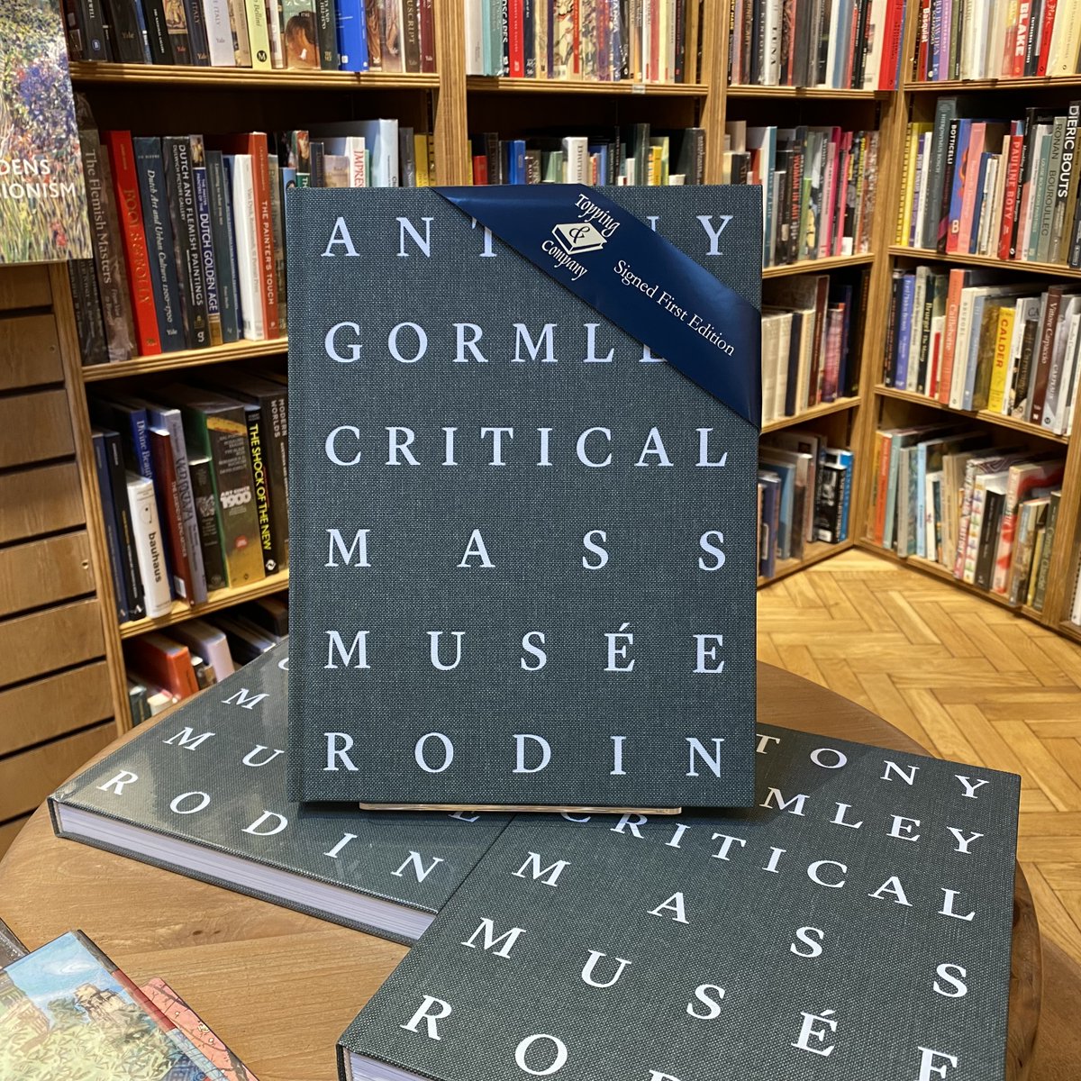 🏛 Bookseller Recommendation 🌿 Sculpture, gardens, Parisian museums - what's not to love? Our resident art expert, Robin, has even managed to get his hands on a limited number of copies of Antony Gormley's 'Critical Mass' signed by the artist himself! toppingbooks.co.uk/books/sophie-b…