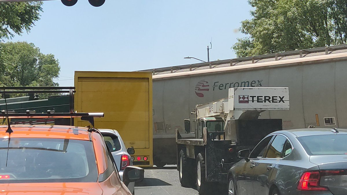 Freizenegger's tweet photo. Pasa el tren frente a mi, because fuck me, that's why https://t.co/JaoJsJl4kr