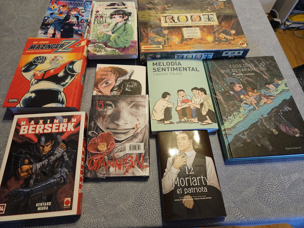 Compras de mi novio y mias de esta mañana en la visita a @alcalacomics . Gracias por todo lo que nos asesorásteis tanto de juegos de mesa, como de cómic y manga. Sois unos cracks 😍 Si alguien que viva o se pase por la Comunidad de Madrid no ha ido a la tienda, es visita obligada