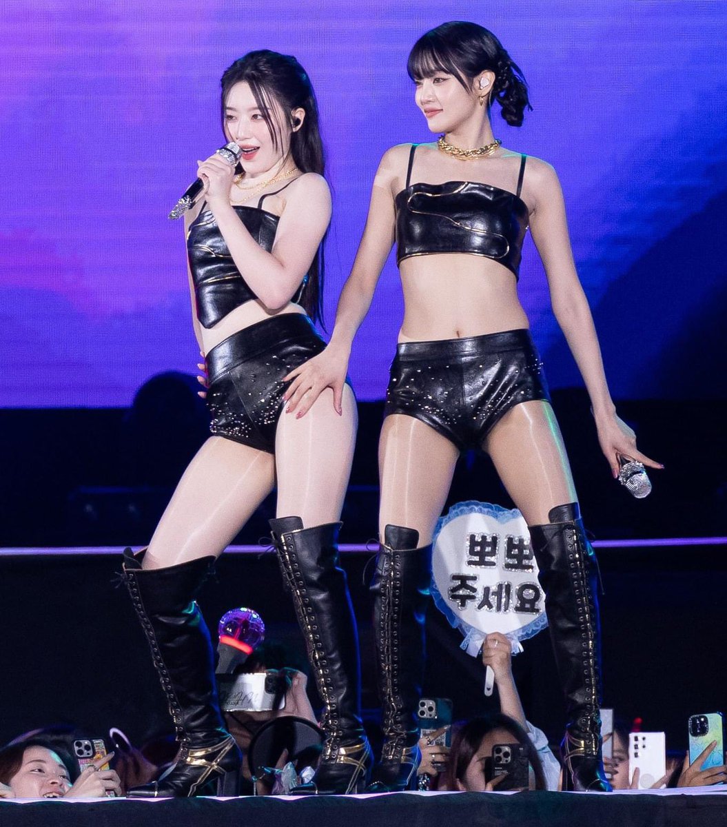 viraltakes's tweet photo. Shuhua and Minnie of (G)I-DLE at GOLDEN WAVE in Taiwan. https://t.co/pPgcZx5ygr