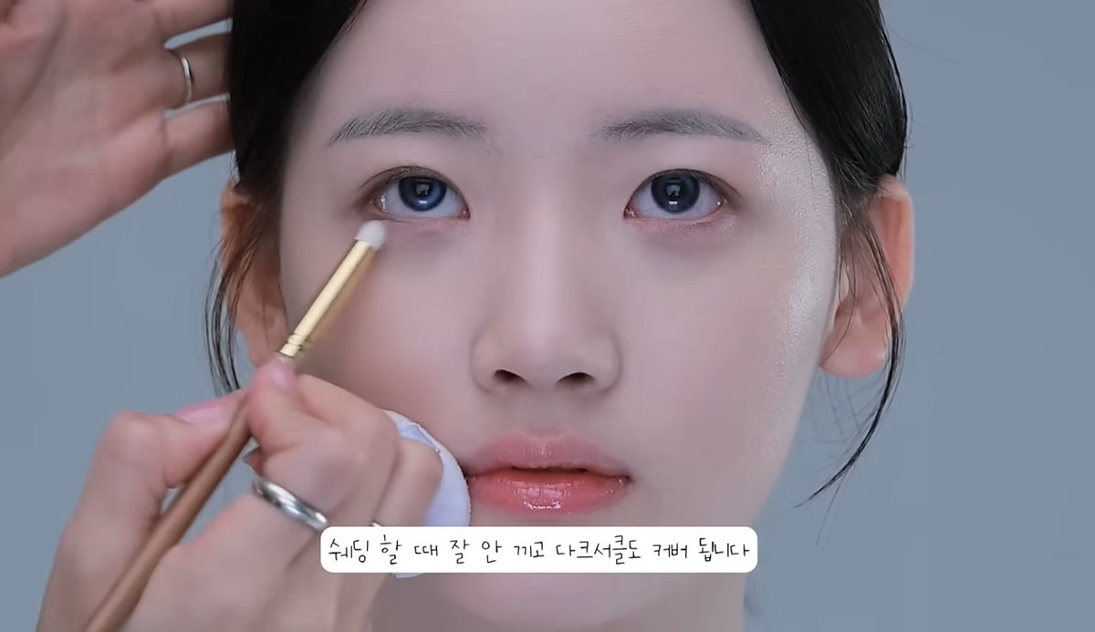 snowdoesnot's tweet photo. 이 영상에서 제일 신기했던 점•••
모델분이 눈 밑 컨실러 작업하면서 주름끼임 신경쓰인다고 해서
웨메 컬러 프라이머로 눈밑 다크서클 톤보정+눈가 정리를 해주심 https://t.co/UMjC5rH21U