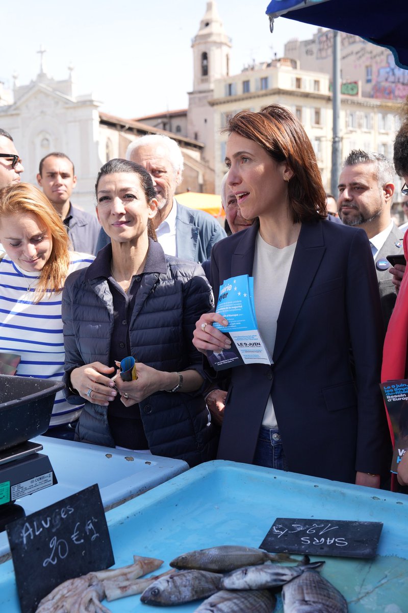 ValerieHayer's tweet photo. Quel plaisir d’être venue parler de notre #besoindEurope avec les Marseillais aux côtés de @SabrinaRoubache, de nos élus et de nos militants !

Carrefour de l’Europe et de la Méditerranée, cœur battant de notre culture et de notre jeunesse, Marseille est une terre européenne. 😊 https://t.co/TzU6bGuFTo