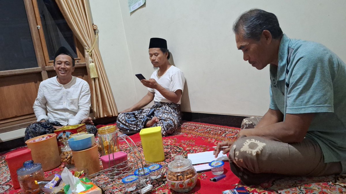 zunusekali's tweet photo. Bersama Pak Modin, ketua NU ranting dan ketua lazisnu. Mendata warga (kategori asnaf), sembari mencocokkan antara status keluarga dg bantuan dr pemerintah. Matur suwun mas @mantriss. Semoga berkah senantiasa. https://t.co/uevZmlp5Ju