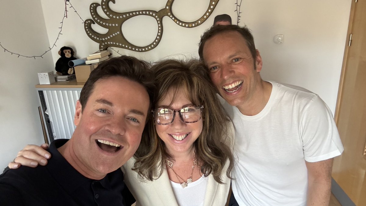 So lovely to welcome the wonderful ⁦@StephenMulhern⁩ who brought his magic and so much joy to the children and families ⁦@SSChospices⁩ - And lovely being with our old friend Joe. Thank you so much Stephen you were UNBELIEVABLE 🤩 Sending love from us all💫