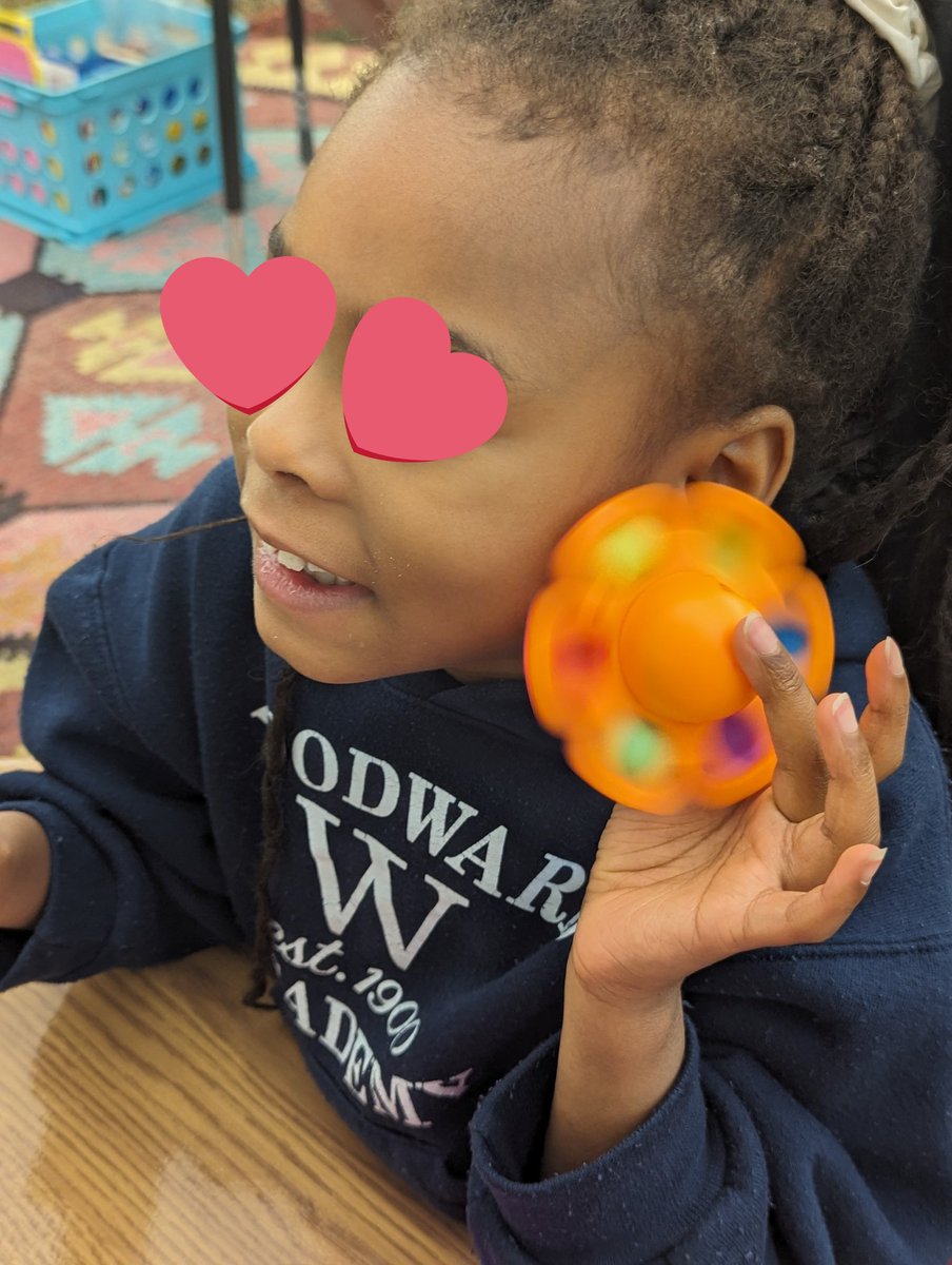 CounselorTanyaO's tweet image. Students are exploring their 5 senses &amp;amp; learning how to use the 5-4-3-2-1 grounding technique as a coping skill. 
👅👂🏾👀👃🏾🤚🏾

#SchoolCounselor #CopingSkills #CalmingStrategies