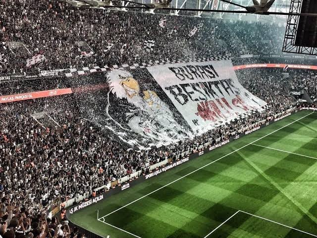 Galatasaray'a Beşiktaş tribünleri niye küfreter ben anlamadım. Anlayan varsa söylesin..