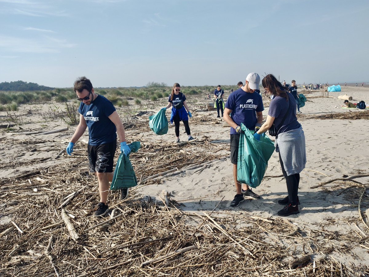 Plastic Free volunteers in action for a Better Planet 💙 Join us 👉🏻 register at plasticfreeonlus.it #plasticfree #environment