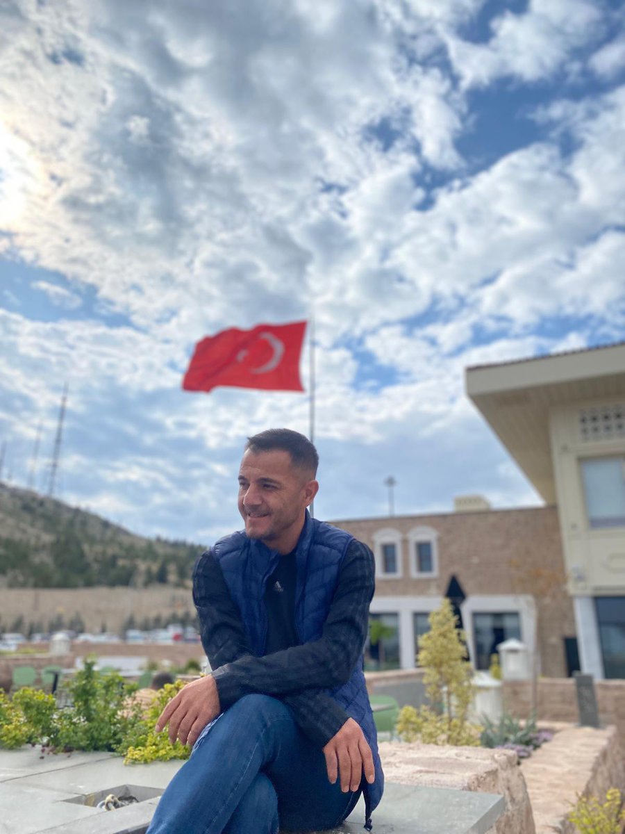 Mustafa_Aycelik's tweet photo. Siyah bir kabus karartsa da afakı, 
Yolumuza mihmandar hilalimiz var bizim. 
Gür çıksa ne olur nadanın baykuş sesi, 
Gök kubbeyi titreten ezanımız ve bayrağımız var bizim!

MAYÇELİK 13 🇹🇷 https://t.co/Nh4di8eQE8