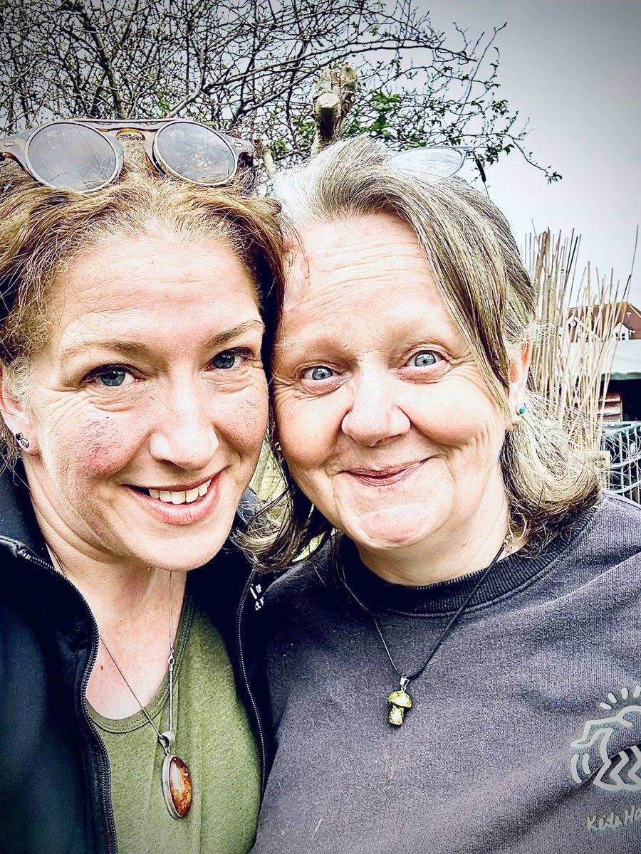 Fabulous few hours spent with this gorgeous human at the brilliant @EdibleBristol thank you so much @Saralimback just brilliant. I do love a good community allotment- and this is a great community allotment. Love yer!! #communitygardening