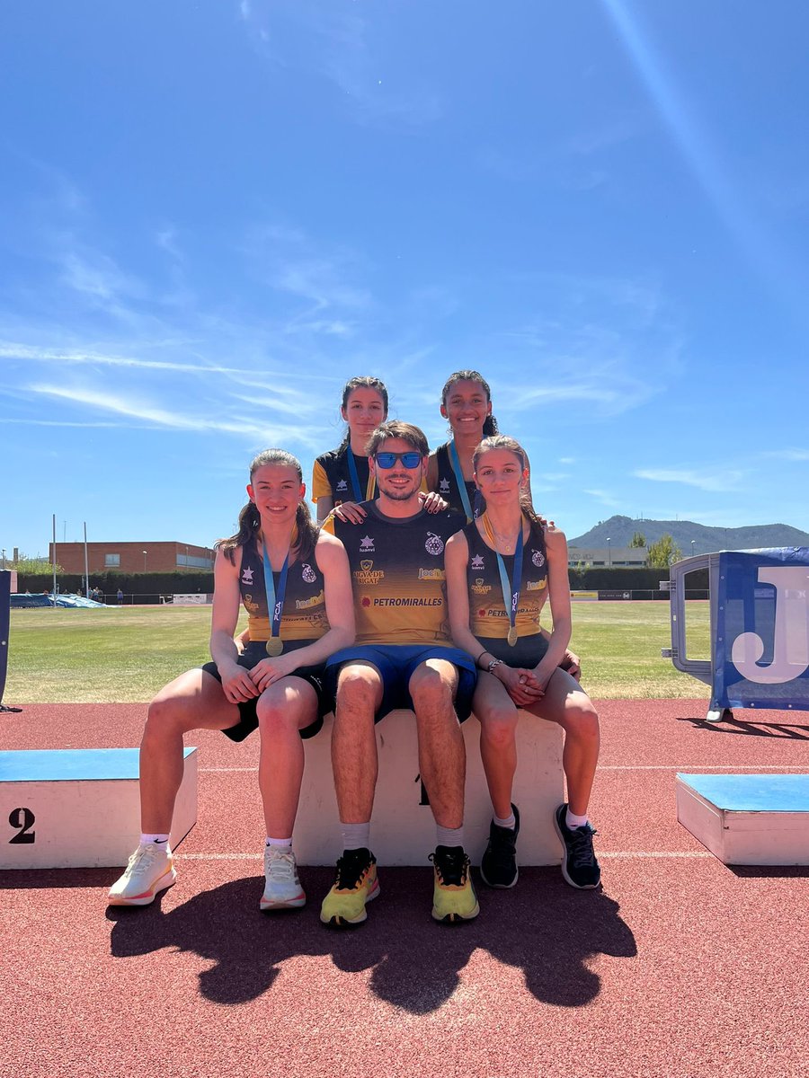7Nrey7's tweet photo. Campionat de Catalunya de Relleus Sub10-12-14-16. 
840 atletes d’arreu de Catalunya. 
11 equips del @CAIgualada amb les Sub16 Campiones de Catalunya de 4x100mll.

L’estadi ple de gom a gom i CAP REPRESENTANT DE L’AJUNTAMENT.

Vergonyós. @ajigualada @marccastells @patrilla12 https://t.co/voiUqr3Klk