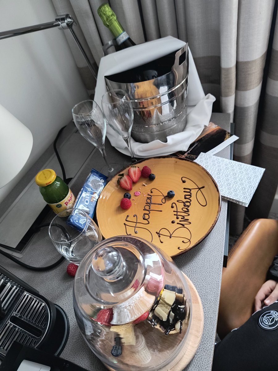 amethystevents's tweet photo. Enjoying a great visit to @TheBristolHotel @DoyleCollection
to see the Ballroom, where our clients have recently held a residential conference.. And tied in with a family weekend away.  Huge thanks to the fabulous Louise and the team for the surprise treats 🎂🍾🥂 https://t.co/TMDXRJmN21