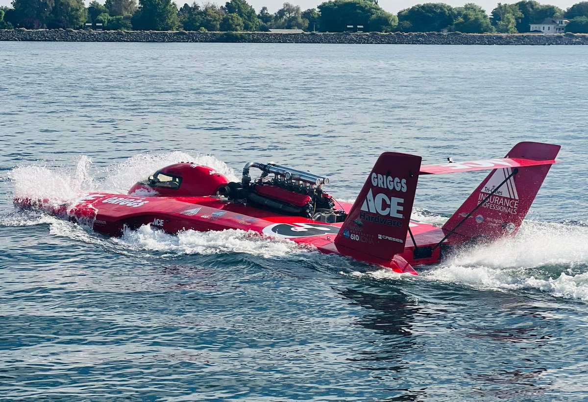 Nice capture of the Turbinator moving out onto the Columbia River race course.

📷 John Woodward