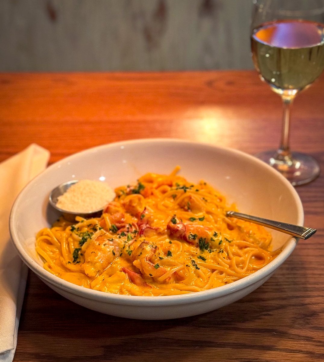 In need of some date night inspo? Try a stroll down by the water front followed up a decadent bowl of our famous Lobster Linguini!🍝 #datenight #delivery #supportlocalbusiness #visitalx #seafood #patiodining #fishmarket #ubereats #nomnom #grubhub