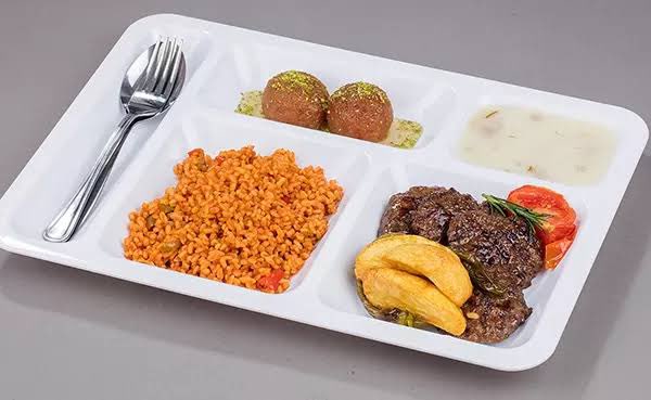 hatayplus's tweet photo. Hatay'da yeni seçilen ‘Cenaze evinde yemek yenmez, yemek götürülür’ diyen muhtar, ilk icraat olarak mahallesinde cenaze yemeğini kaldırdı. #hatayplus https://t.co/JXZMpg7cdb
