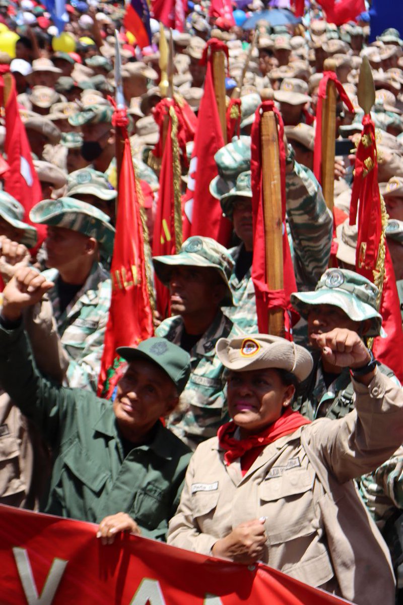 gestionperfecta's tweet photo. Emocionante y sentido este 13 de Abril, en una movilización que nos recuerda que hace 22 años, en unión cívico militar, el pueblo enfrentó el Golpe de Estado contra nuestro Comandante Chávez.

¡Celebramos así también el Día de la Milicia Nacional Bolivariana! 

#Todo11TieneSu13 https://t.co/c2VCU4NkpN