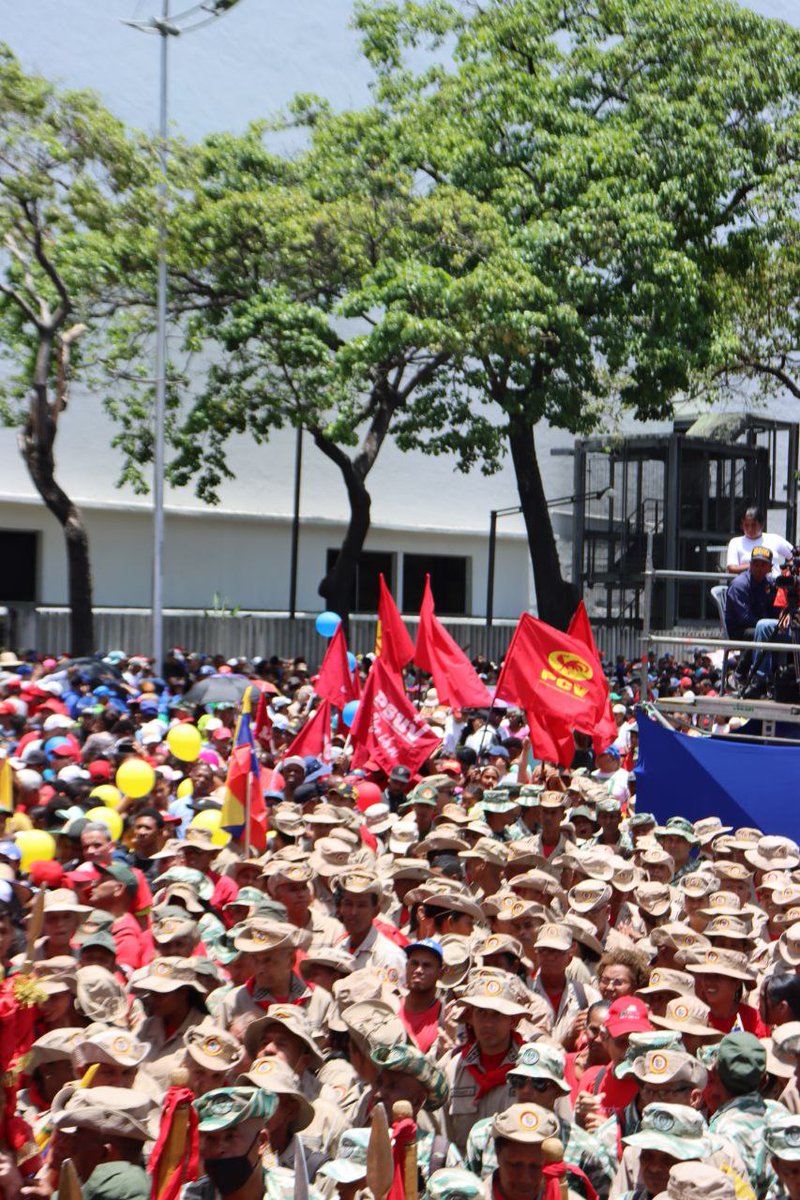 gestionperfecta's tweet photo. Emocionante y sentido este 13 de Abril, en una movilización que nos recuerda que hace 22 años, en unión cívico militar, el pueblo enfrentó el Golpe de Estado contra nuestro Comandante Chávez.

¡Celebramos así también el Día de la Milicia Nacional Bolivariana! 

#Todo11TieneSu13 https://t.co/c2VCU4NkpN
