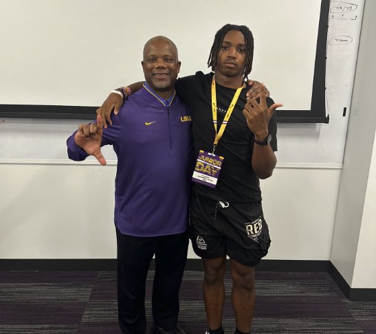 BREAKING: Here come the Tigers… #LSU lands a commitment from the No. 3 RB in Louisiana: JT Lindsey. Lindsey, a 4-star, Top 150 prospect in America, reveals his pledge to Frank Wilson and the Tigers. LSU now holds commitments from two of the Top 15 running backs in the country.