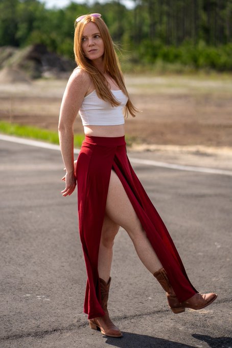 LIKE if you love freckles 😇 https://t.co/gjCrULbsP4