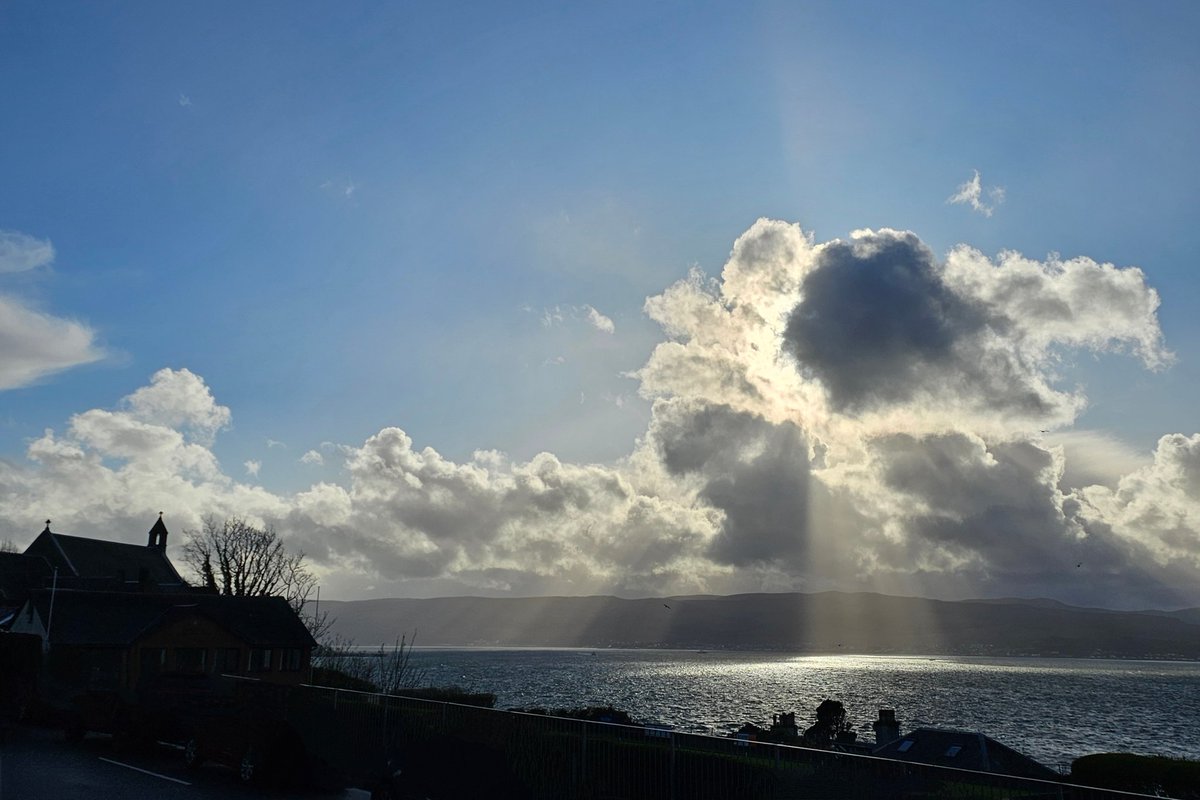 Big skies over Gourock as the Sun starts its descent 

St Barts on the left

#Gourock