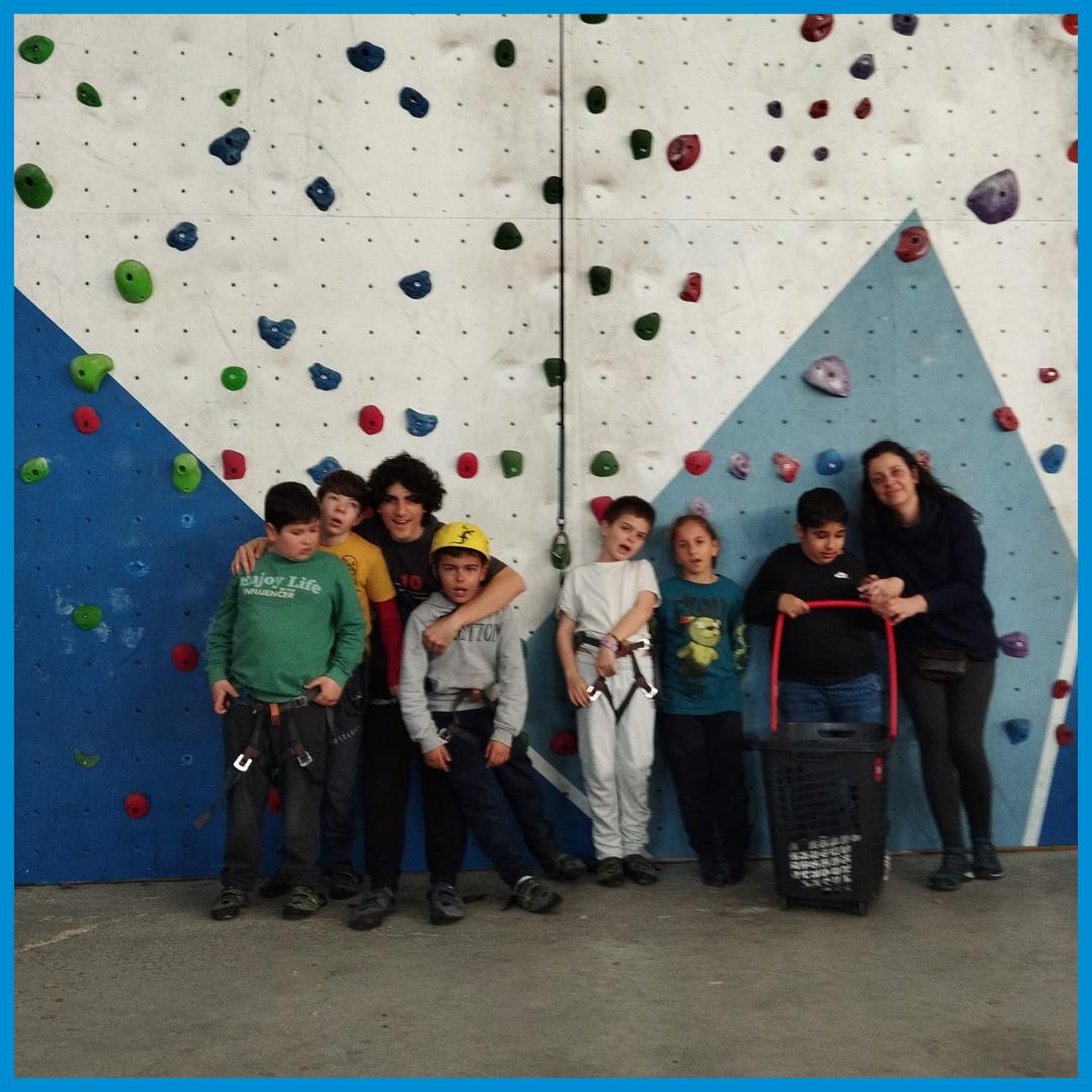 Obaido_Ass's tweet photo. ESPLAI.
.
Dissabte ple d'activitats!
.
🛝 Gaudint de l'aire lliure al parc.
.
🧗Practicant l'escalada a @thebdnclimb 
.
🤸 Descarregant energia al @flydom_es 
.
#obaido #esplai #lleureperatothom #diversitatfuncional https://t.co/zwXdG72Oj0