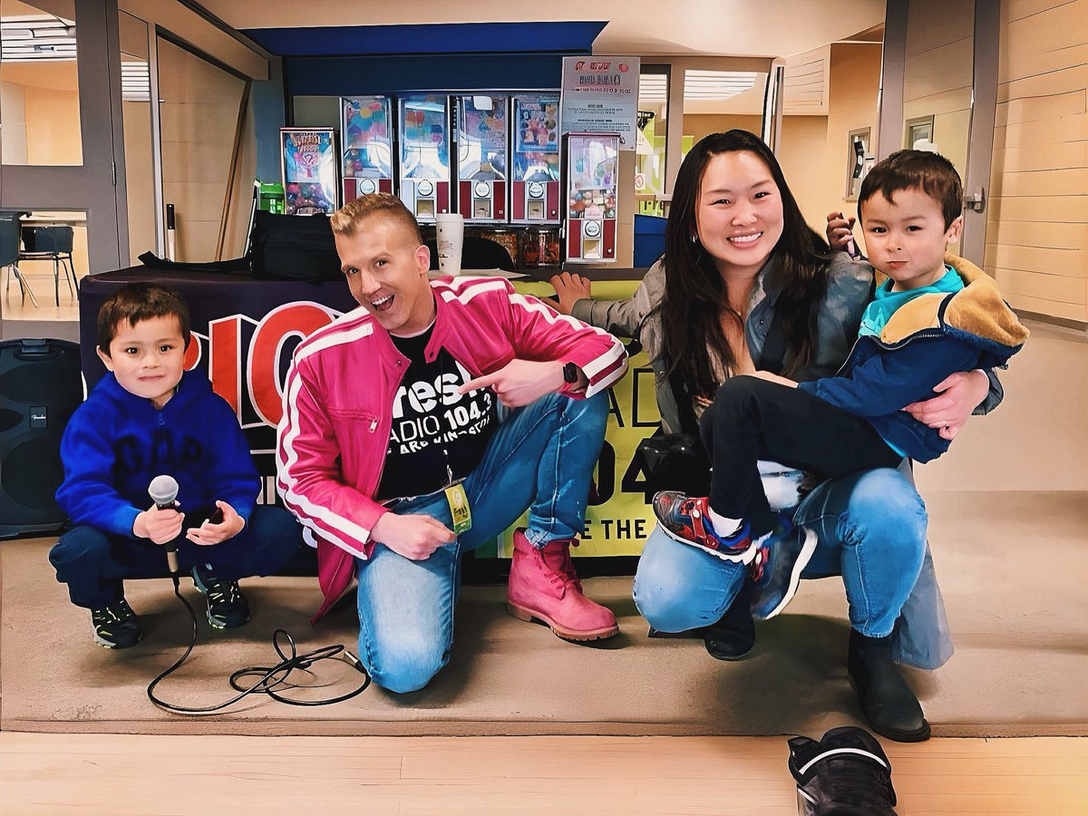 1043FreshRadio's tweet image. 🏠🎵 @ifyouseekjesse met brothers, M &amp;amp; M, at the @KingstonHomeSho &amp;amp; one of them stole Jesse’s mic for the pic. 😂📸🎤 FRESH fun for the whole fam @ the #homeshow back after 3 years! 🥳 Sunday is the last day to check out over 150 exhibitors offering deals this wknd only! 💰 #ygk