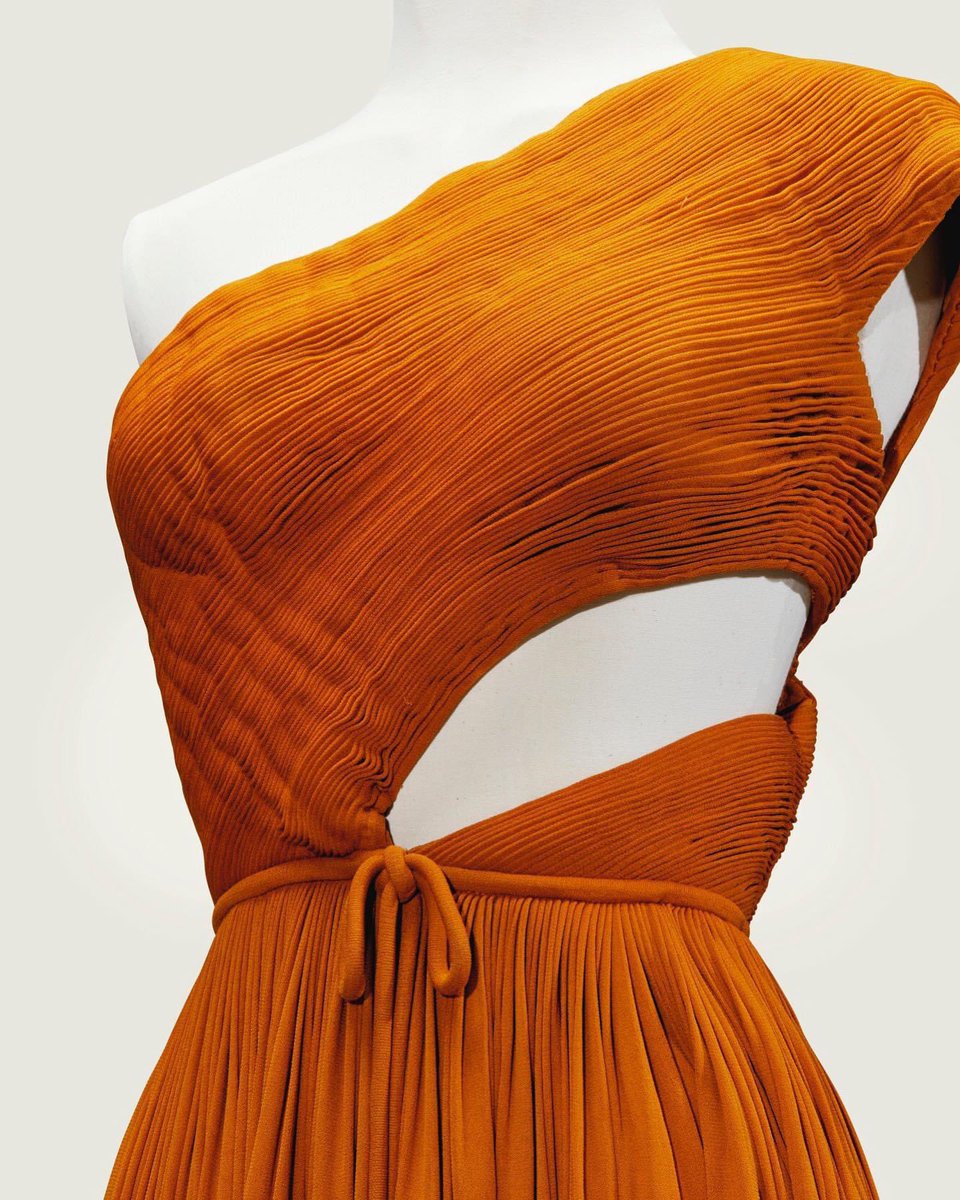 Could a dress sound more delicious than this toffee pleated silk jersey? Madame Grès used pleats in a myriad of styles so that whilst the technique became her signature, there was great variety of style. This mod #1970s features a disco-esque cut out for boogie nights #madamegres