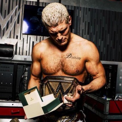 La imagen de Cody Rhodes recibiendo el Rolex que Triple H le regaló tras terminar la historia en WrestleMania. El reloj que su padre vendió para pagarle a Cody las clases de actuación. ❤️