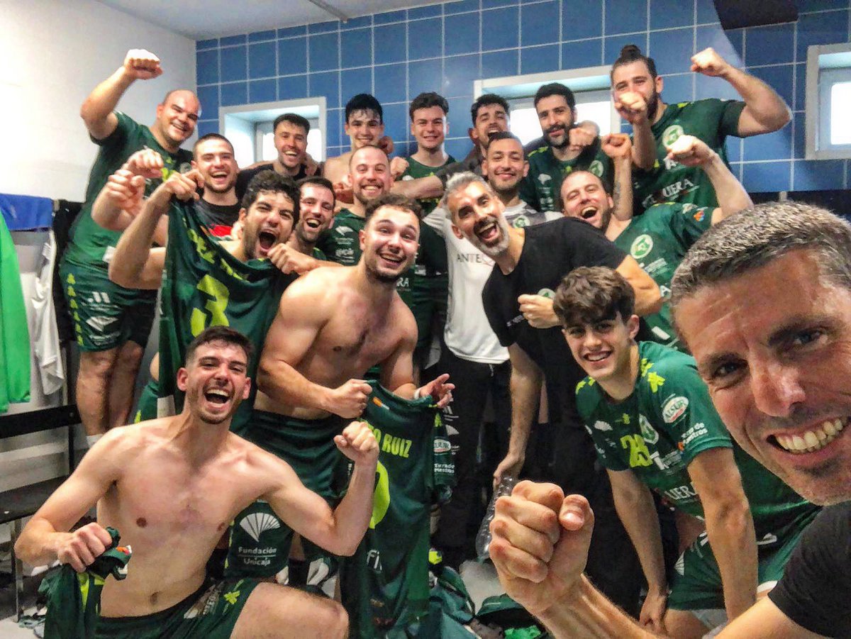 ➕2️⃣ 𝗣𝗜𝗖𝗢 𝗬 𝗣𝗔𝗟𝗔 ¿𝒀 𝒔𝒊...?📸😏

✅Triunfo muy trabajado en la pista de Novás 25-26. 

#MuchoVerde 💚 #SomosDeBalonmano #EsteVerdeContagia