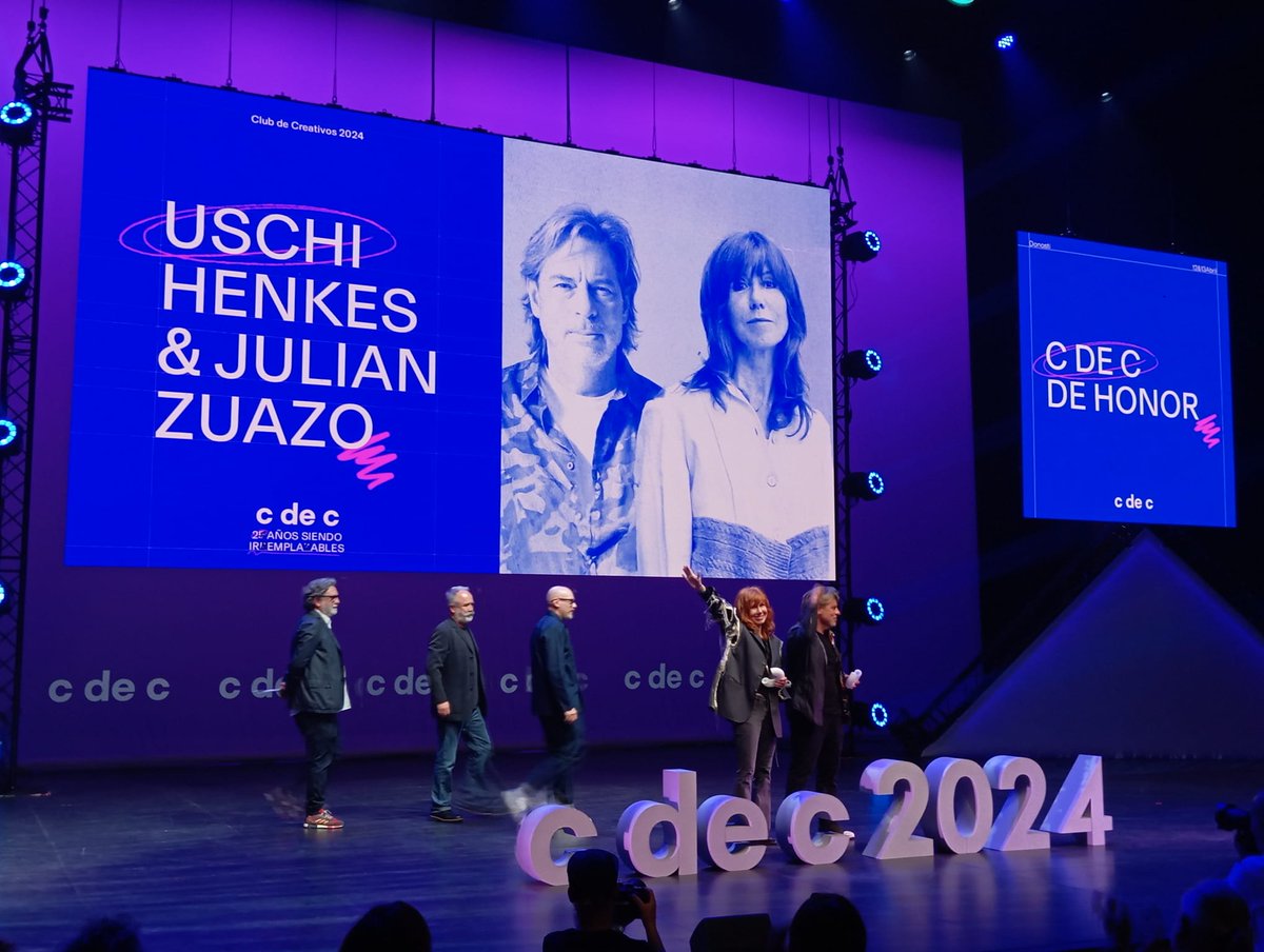 Se entrega el CdeC de Honor. Auditorio en pie para homenajear a Uschi Henkes y Julián Zuazo @clubdecreativos