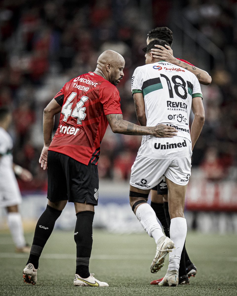menesesfoto's tweet photo. Zé Vitor com seus, agora, companheiros de time. Seja bem vindo! 😅

📷 @menesesfoto https://t.co/lxrJL00hQs
