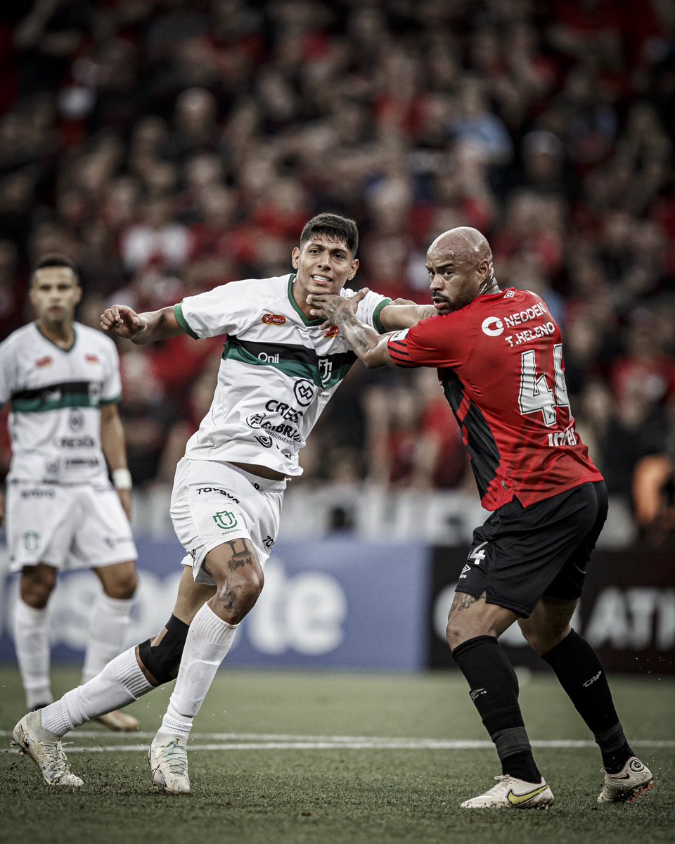 menesesfoto's tweet photo. Zé Vitor com seus, agora, companheiros de time. Seja bem vindo! 😅

📷 @menesesfoto https://t.co/lxrJL00hQs