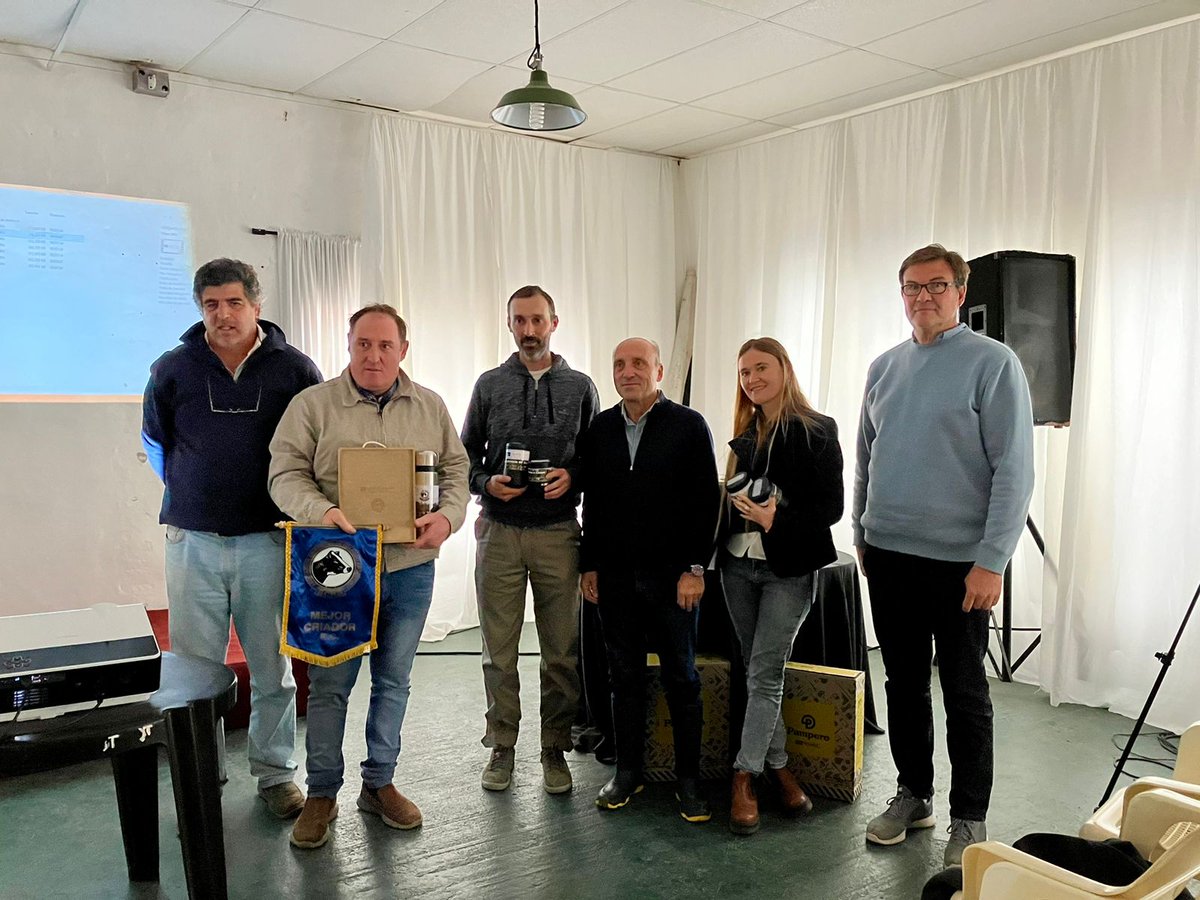 CARBAP_ARG's tweet photo. #ExpoSuipacha 🐄
Horacio Salaverri, Presidente de #CARBAP estuvo presente en la entrega de premios de la raza lechera Holando Argentino, en el marco de la exposición Rural de Suipacha.
@HolandoACHA
@SRuralSuipacha
#ExpoCARBAP #SomosCARBAP #Lechería #Vacas🐄 #Holando https://t.co/LFg1jtUpz8