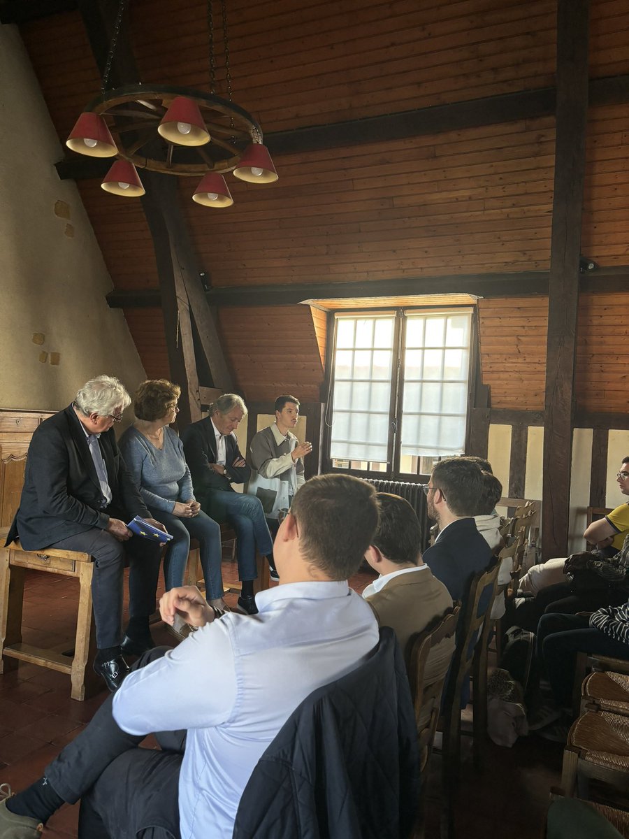 ⛱️ Deauville avec les <a href="/HorizonsJeunes/">Horizons Jeunes</a> de la Côte Fleurie 

Grand merci pour ce moment d’échange très sympathique <a href="/PAugier/">Philippe Augier</a>, Pascal Leblanc, <a href="/BourhisNathalie/">Nathalie BOURHIS</a> ! 

La jeunesse s’engage et s’investi chez <a href="/HorizonsLeParti/">Horizons</a> 

#JeRejoinsHorizons