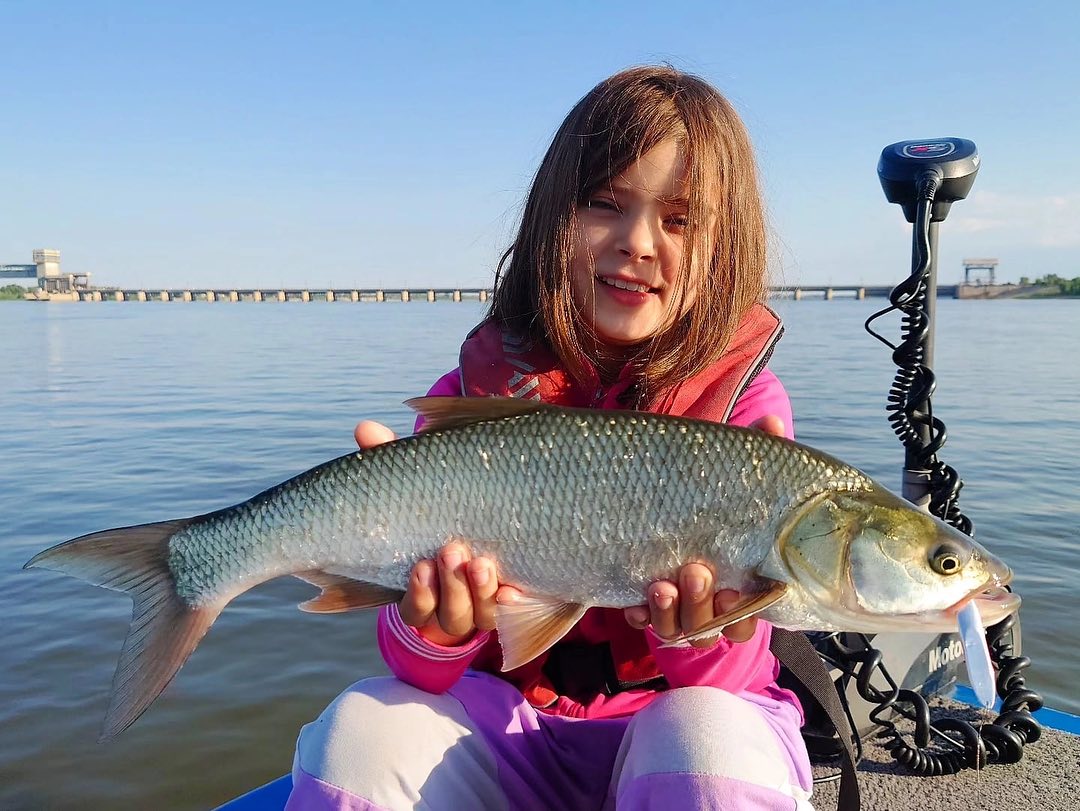 Young generation with a magnificent trophy! 🥰🐟 #fishing #FishingGirls #FishingGirl #fishinglife #fish #photography #nature #NatureBeauty