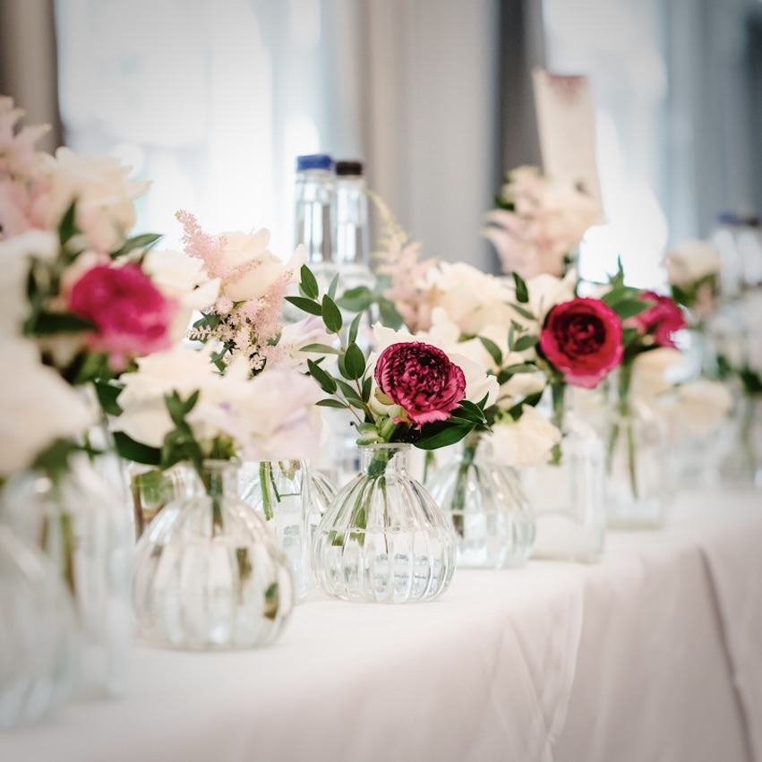 Top table simplicity, bud vases with pops of colour 🌸
#WeddingCeremony #CeremonyFlowers #WeddingFlowers #WeddingFlorist #Hertfordshire #HemelHempstead #MaplesFlowers