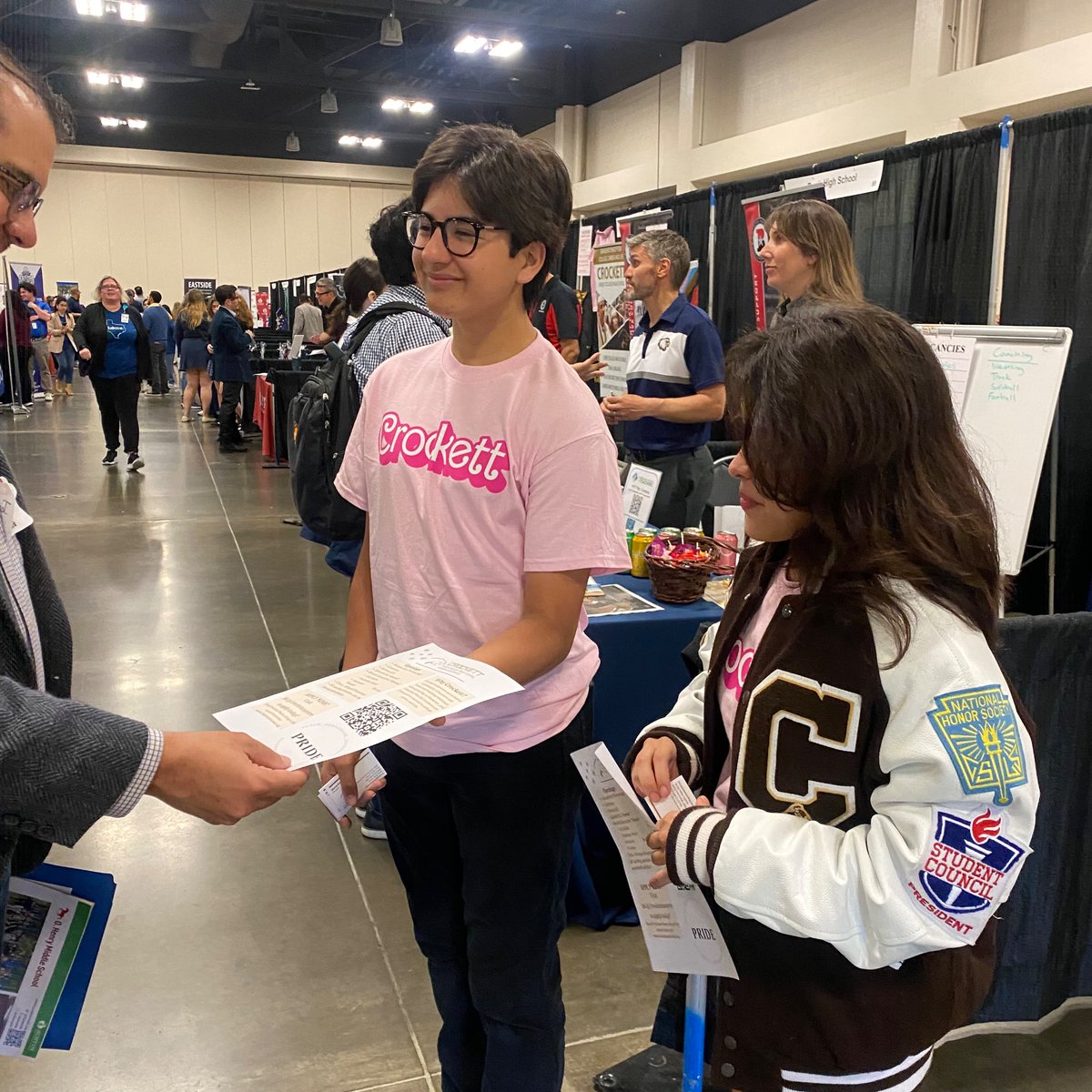 AISDMultilingue's tweet photo. Hopeful morning @WeAreAISD career day. Students sharing the wonderful things happening in our campuses 💕 Ven y construyamos junto a @AustinISD inclusive and multicultural communities. Find your classroom and passion with us! 🍎 #METproud #AISDproud https://t.co/9o2lfAoAbq